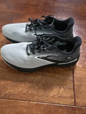 Brooks Men’s Gray and Black Running Shoes Size 11